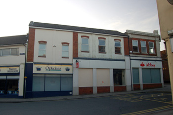 The opticians is probably the site of the Queens Head - June 2008